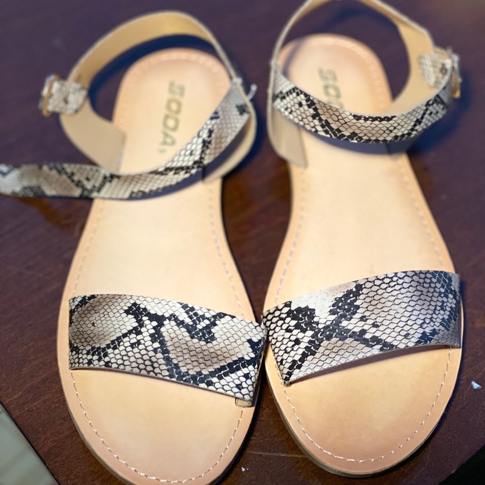 Snake pattern Sandals - Picture 4 of 4